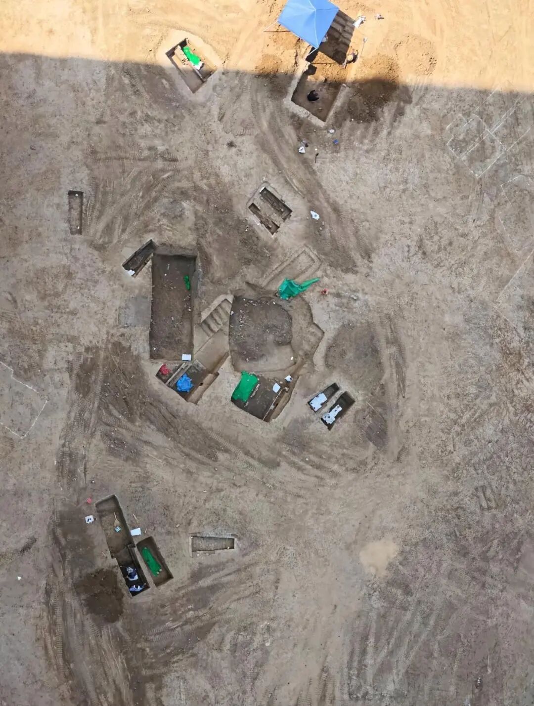 潍坊市区一楼盘工地发现古墓葬群，当地通报：发掘工作正在有序推进