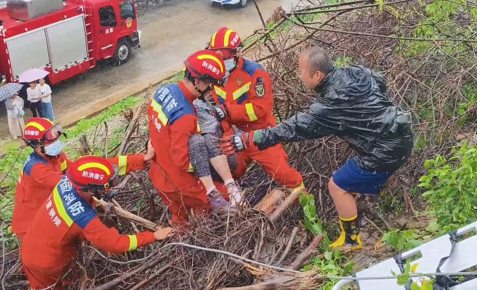 揪心！两天两夜，老人在陡坡枯枝下熬过雨夜…家有高龄老人千万留神