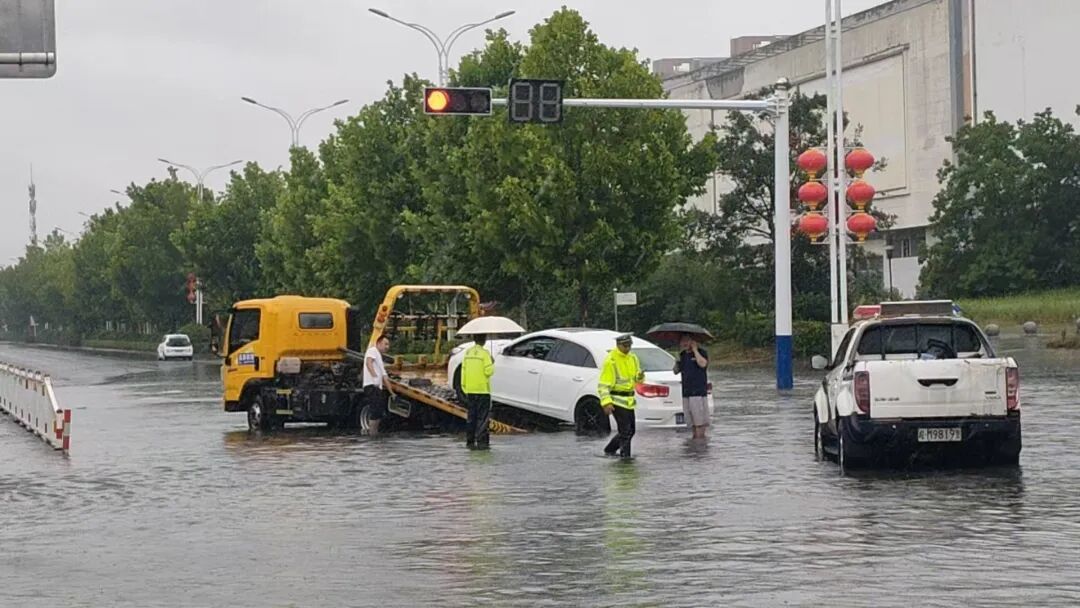“警察同志，现在雨太大河水涨了，他被困在河对岸回不来了！”
