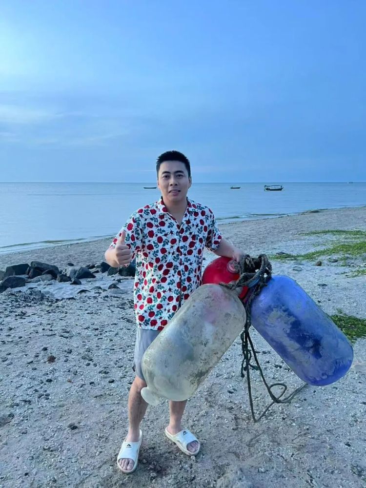 夜间赶海迷失方向！“靠浮漂、生蟹、尿液撑过”，小伙漂入深海8小时自救上岸