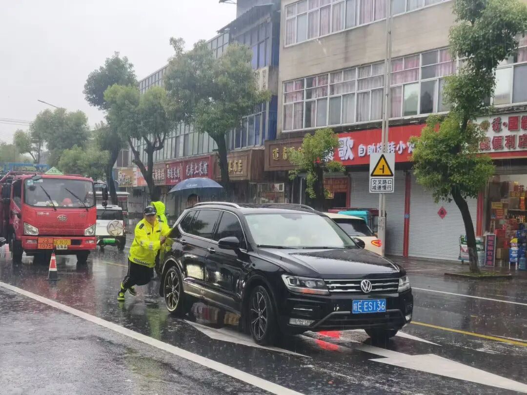 “警察同志，现在雨太大河水涨了，他被困在河对岸回不来了！”
