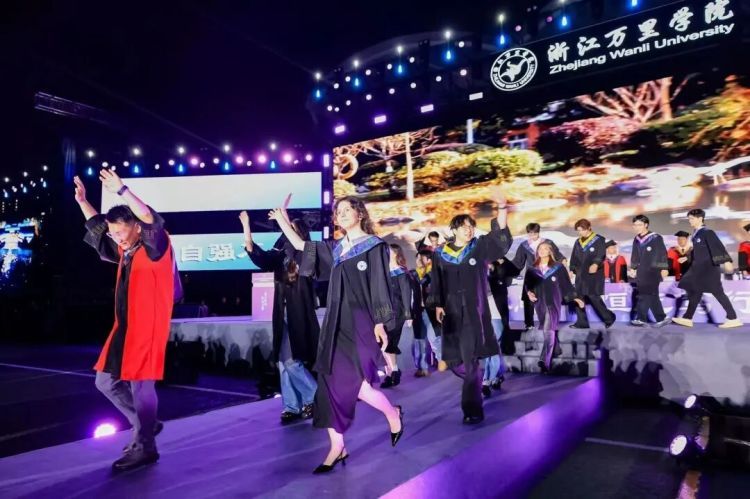 “万里‘售后’终身有效”！校长一句承诺，6235名毕业生哭了