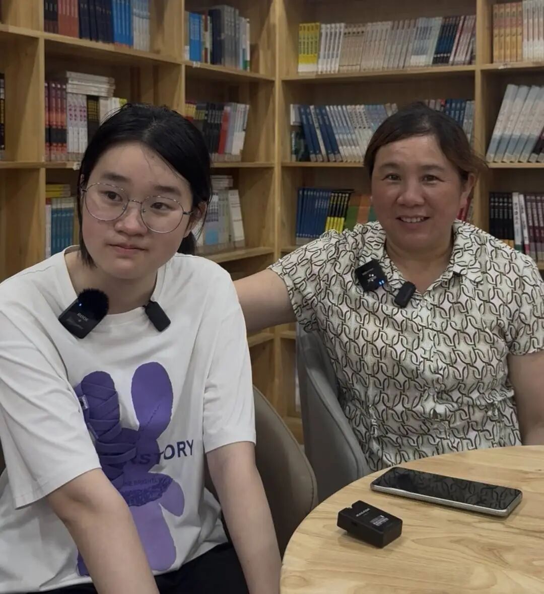 妈妈扛钢管供女儿读书，查到成绩那一刻，母女相拥而泣！