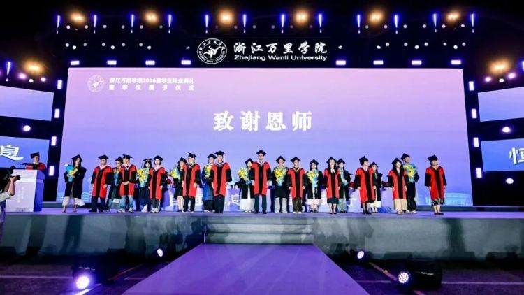 “万里‘售后’终身有效”！校长一句承诺，6235名毕业生哭了