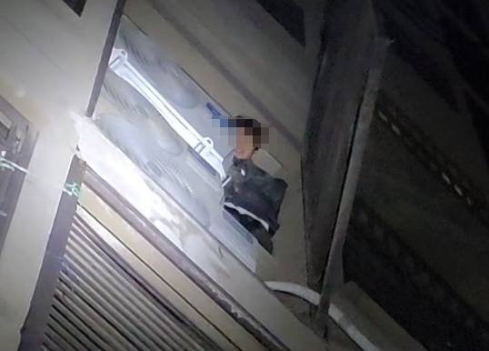男子在马路上遭两车“夹击”！这些离谱行为可能会让你陷入危险