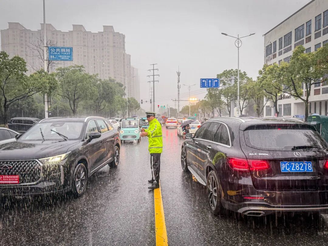 “警察同志，现在雨太大河水涨了，他被困在河对岸回不来了！”