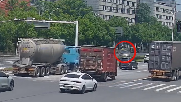 只因在车流中多看了一眼，这位所长突然掉头