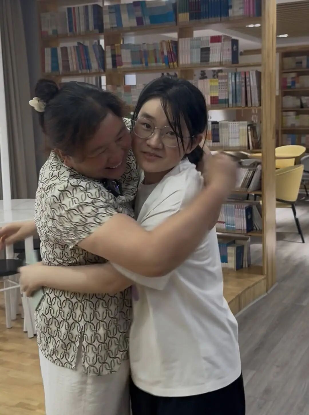 妈妈扛钢管供女儿读书，女儿高考分数被屏蔽，母女相拥而泣！