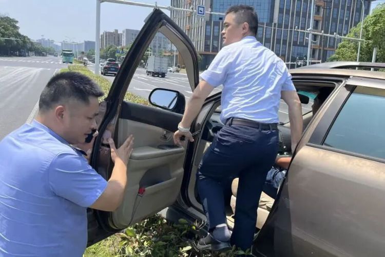 只因在车流中多看了一眼，这位所长突然掉头