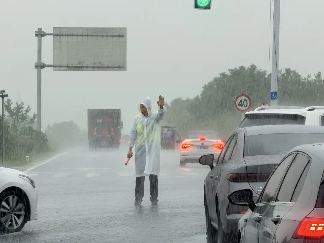 “警察同志，现在雨太大河水涨了，他被困在河对岸回不来了！”