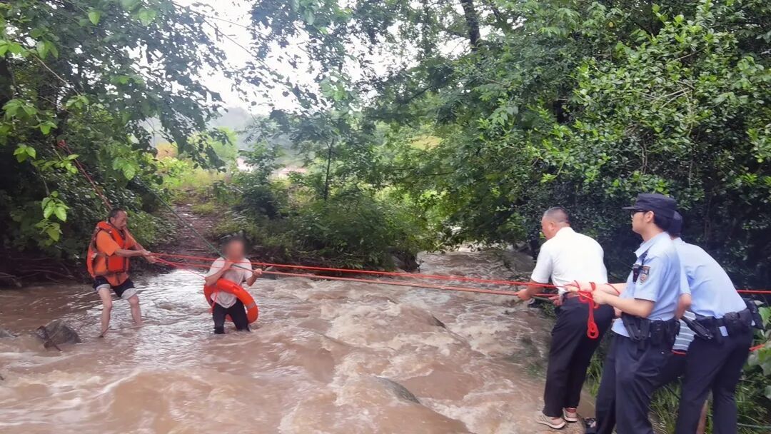 “警察同志，现在雨太大河水涨了，他被困在河对岸回不来了！”