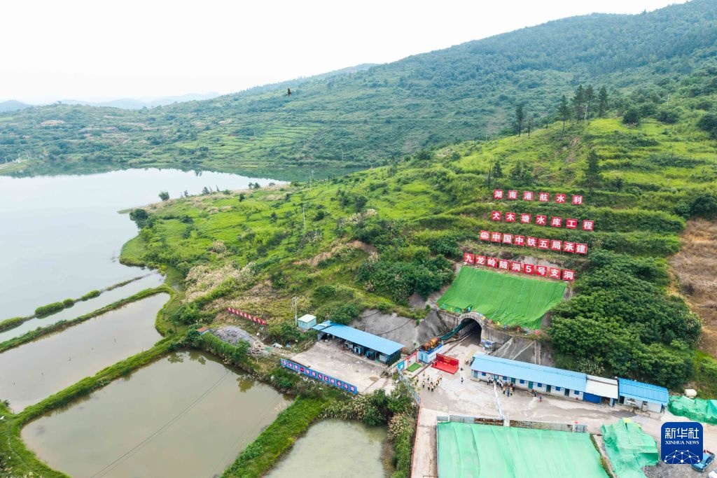 湖南犬木塘水库九龙岭隧洞贯通