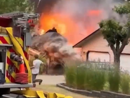 室内634斤烟花被香烟引燃，美国西雅图一房屋剧烈爆炸，居民“还以为是地震”