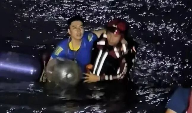 男子深夜赶海被海浪卷走，漂流8小时后游上岸：饮用尿液维持体温，以螃蟹、生蚝充饥…