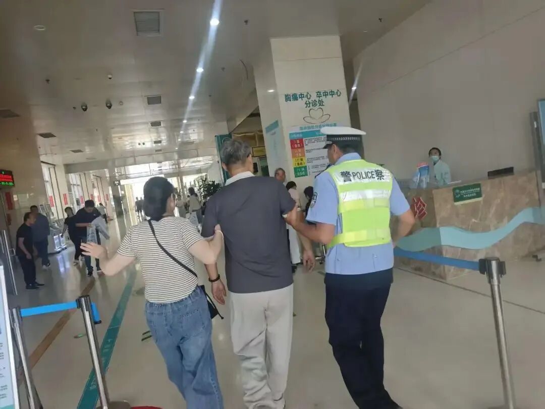 男子驾驶途中突然失去意识，妻子哭喊求助，执勤辅警10分钟送医！