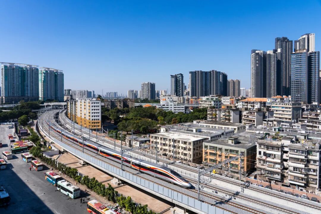 位于佛山市中心，这座新高铁站，即将开通运营