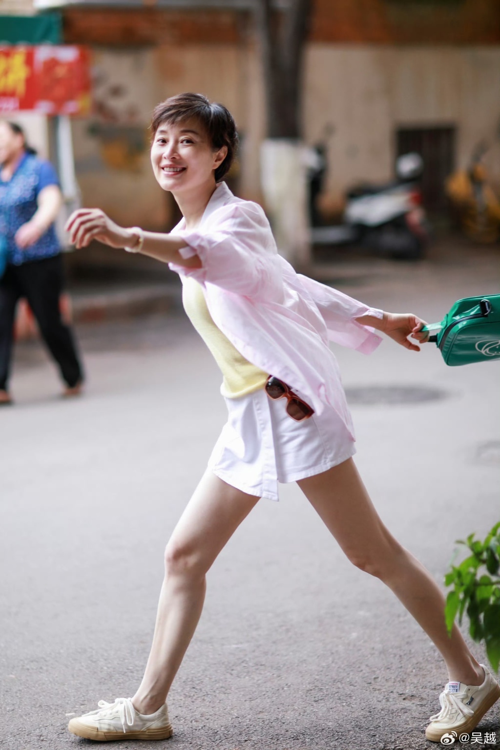 说出“提名靠努力，得奖靠运气”的吴越，真的很美