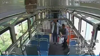 车厢暖心一幕，众人合力救助晕倒乘客