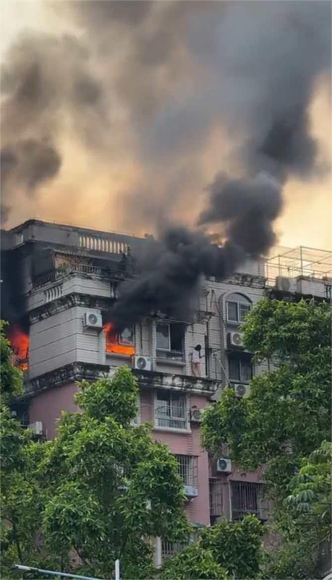 广州一居民楼突发火情，女子爬到空调外机！一家人教科书式避险成功获救