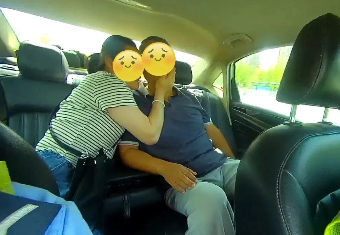 男子驾驶途中突然失去意识，妻子哭喊求助，执勤辅警10分钟送医！