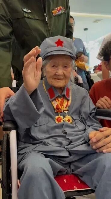 她是全国唯一健在的参加过长征的女红军，今年105岁了