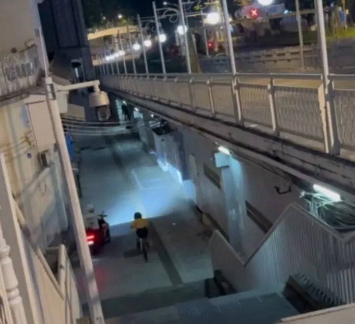 两男孩骑自行车玩俯冲“速降” ，广州交警：涉事人员均为未成年人，已批评教育