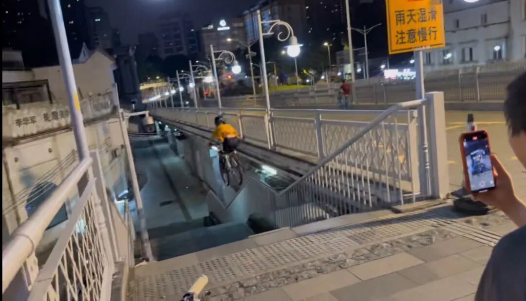 两男孩骑自行车玩俯冲“速降” ，广州交警：涉事人员均为未成年人，已批评教育
