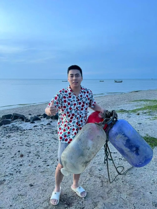 男子深夜赶海被海浪卷走，漂流8小时后游上岸：饮用尿液维持体温，以螃蟹、生蚝充饥…