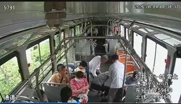 车厢暖心一幕，众人合力救助晕倒乘客