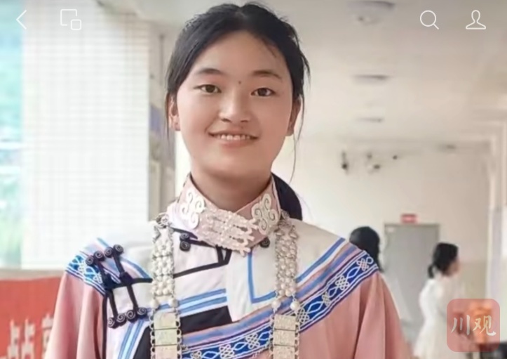 四川乐山彝族姑娘高考620分，受访前淡定表示要先喂猪，武大回应：欢迎报考，学费别愁
