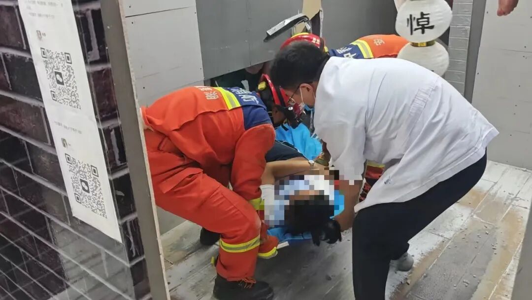 仅30秒烧成火海，惊悚密室秒变真实火场！2人被拘10日