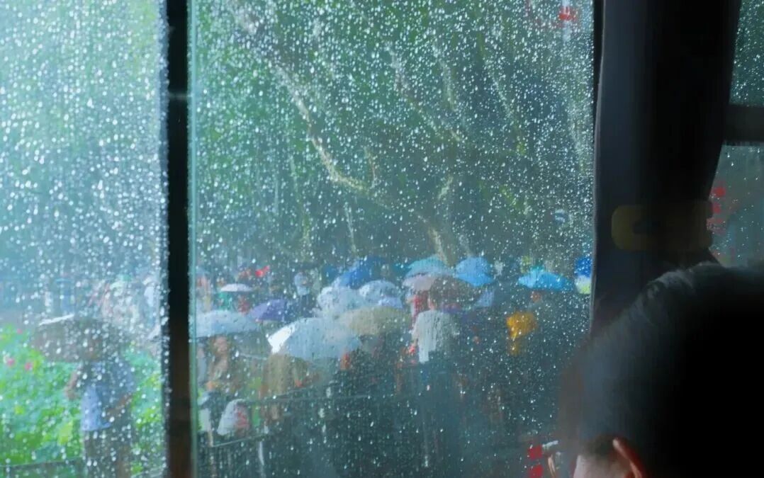 确认：9级！阵雨雷雨大暴雨，马上杀到杭州；今晚记得关窗！关窗！