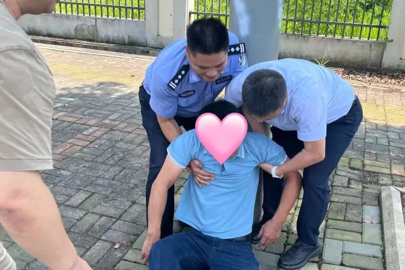 只因在车流中多看了一眼，这位所长突然掉头……
