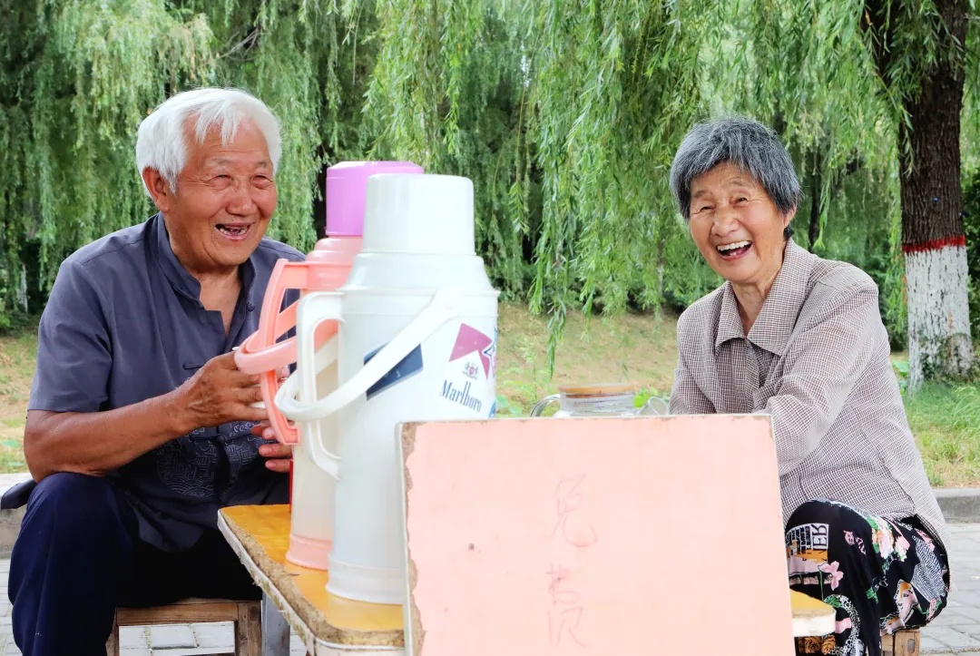 76岁奶奶在街边摆茶摊13年，免费供水方便路人，“这件事太小了，不值一提”