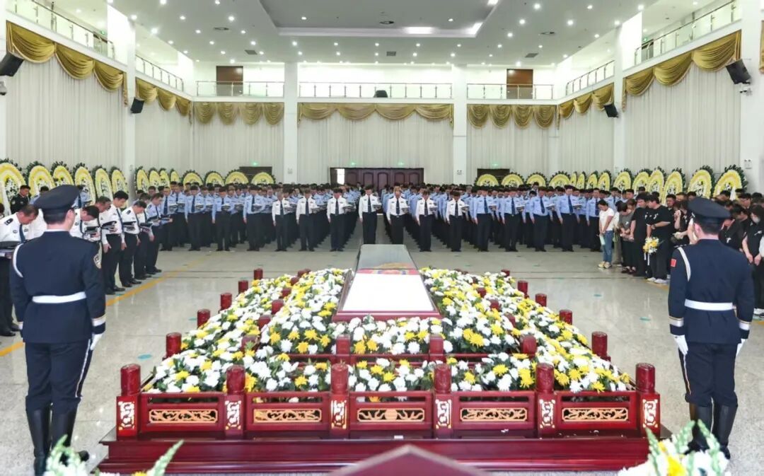 参加工作还未满一年，民警唐万羴不幸牺牲，年仅22岁