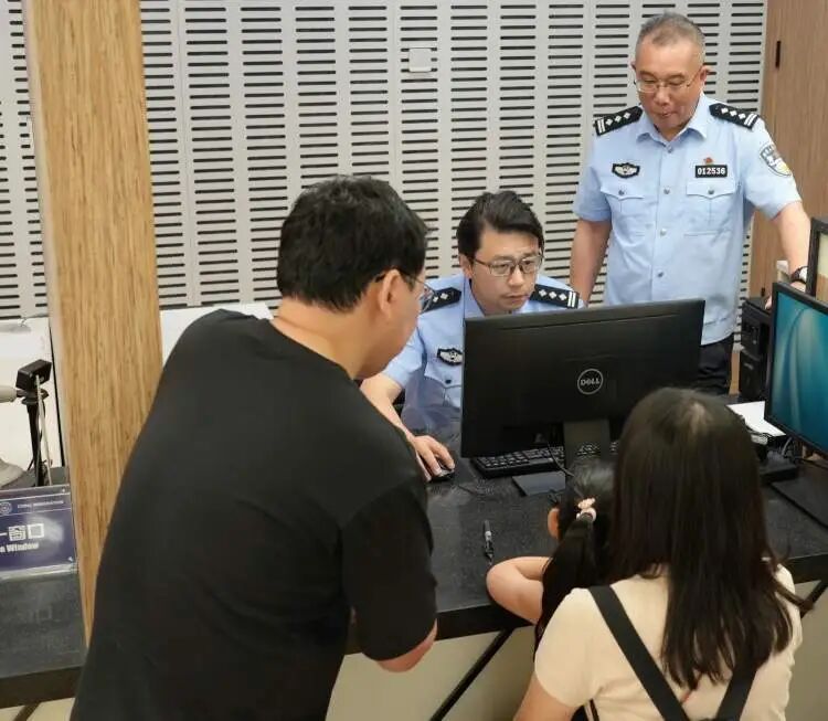 办身份证和出入境证件一站搞定！上海公安出入境开设夜间专场，暑期出去旅游更方便了