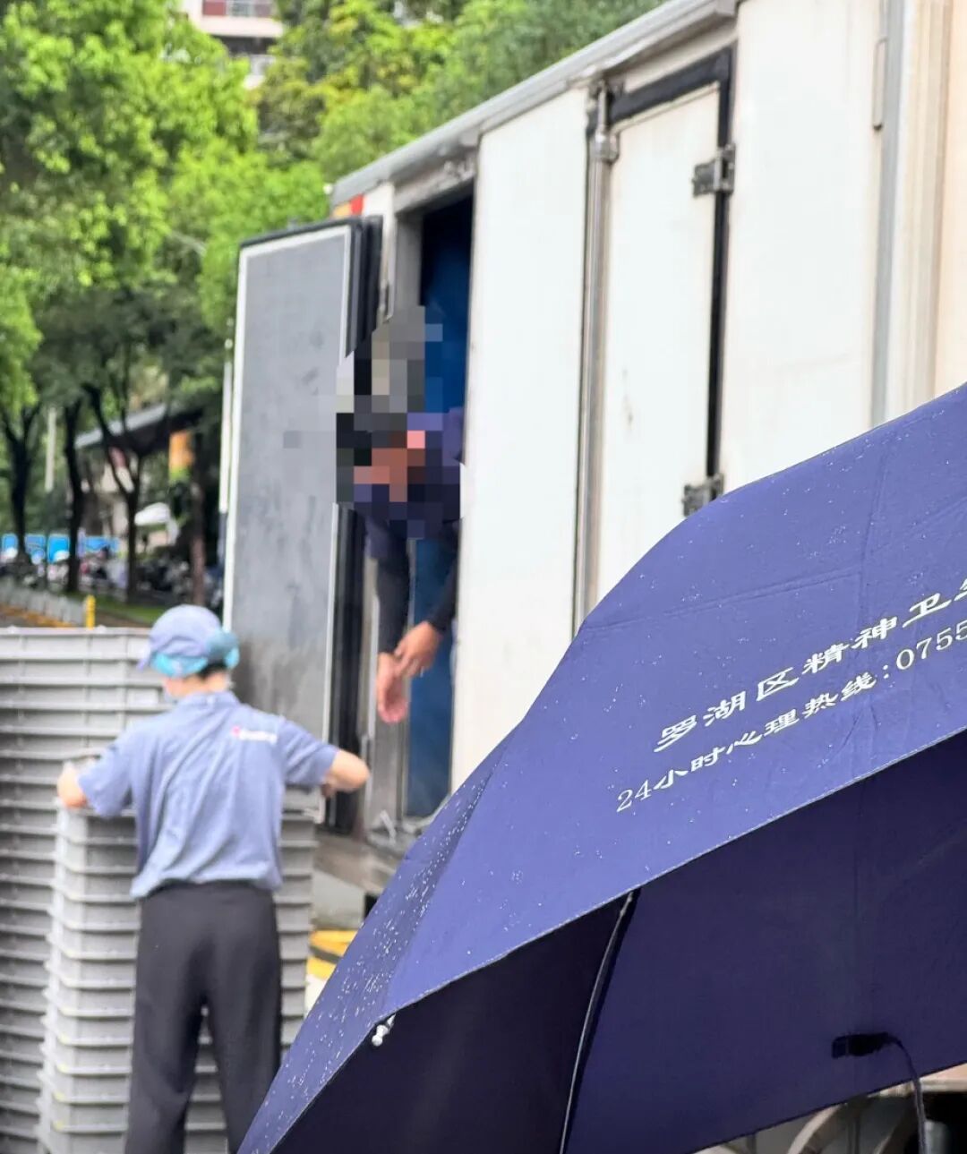 深圳一达美乐门店运输面团时被雨淋到，客服：已立即停用