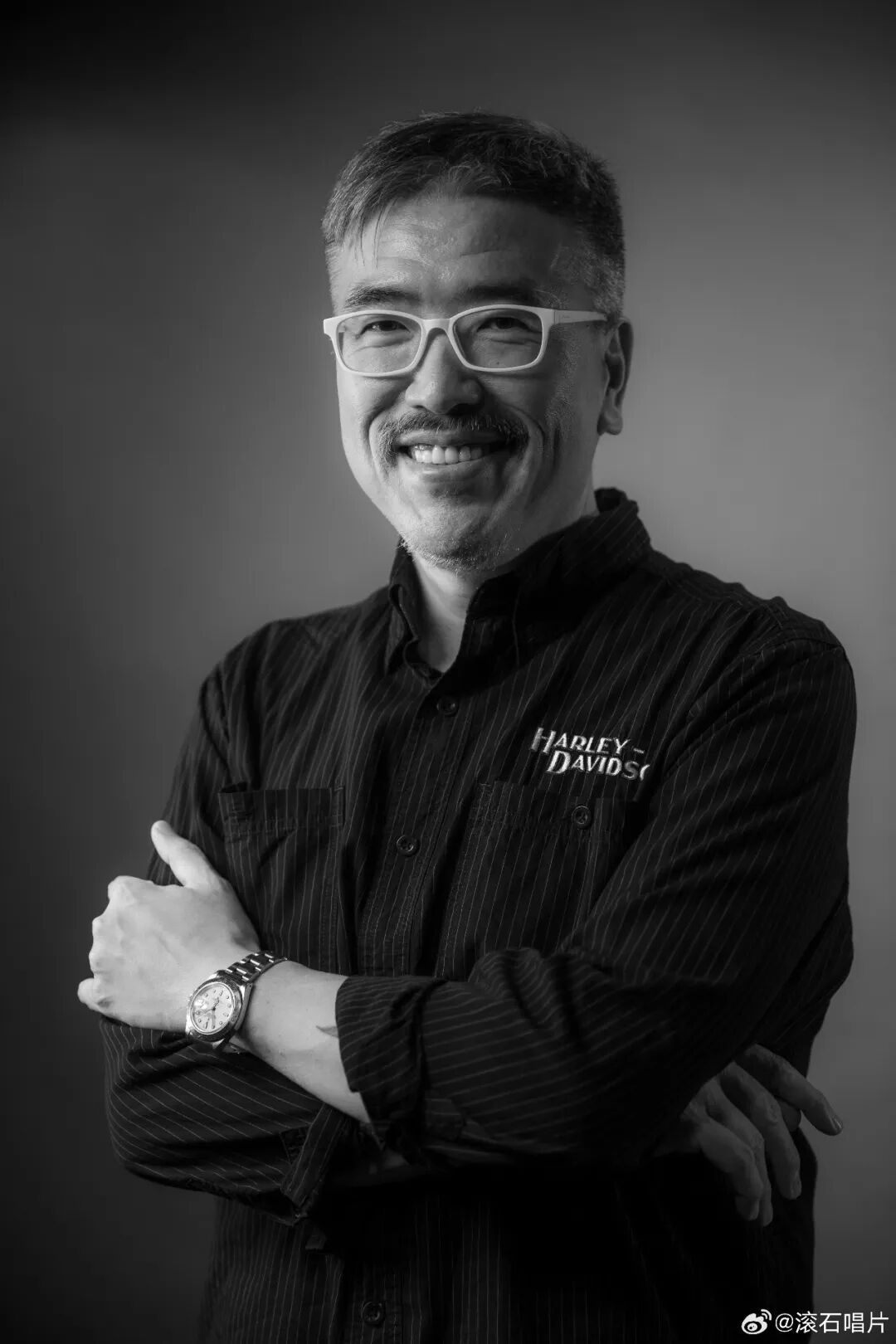 知名音乐人在酒店跑步机上摔倒，不幸离世，滚石唱片发声明：第一时间竟是拍照而非救人，酒店应公开道歉