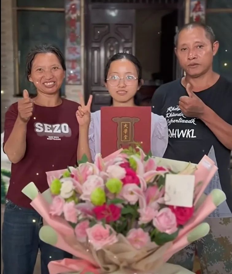 时隔一年，割牛草女孩代表北大回母校招生！