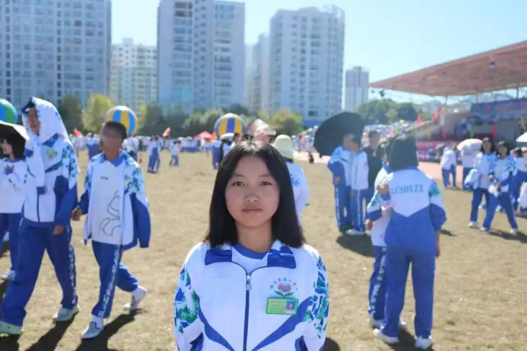 时隔一年，割牛草女孩代表北大回母校招生！