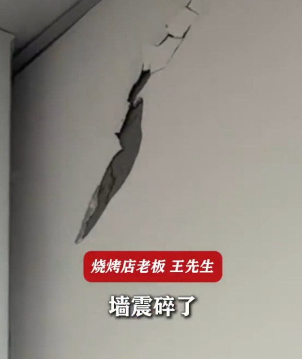 四川宜宾5.5级地震后 一烧烤店顾客折返用餐 0人逃单