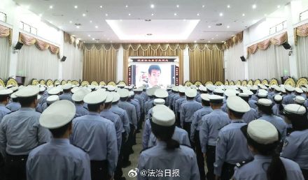 22岁交警拦截逃窜车辆不幸牺牲