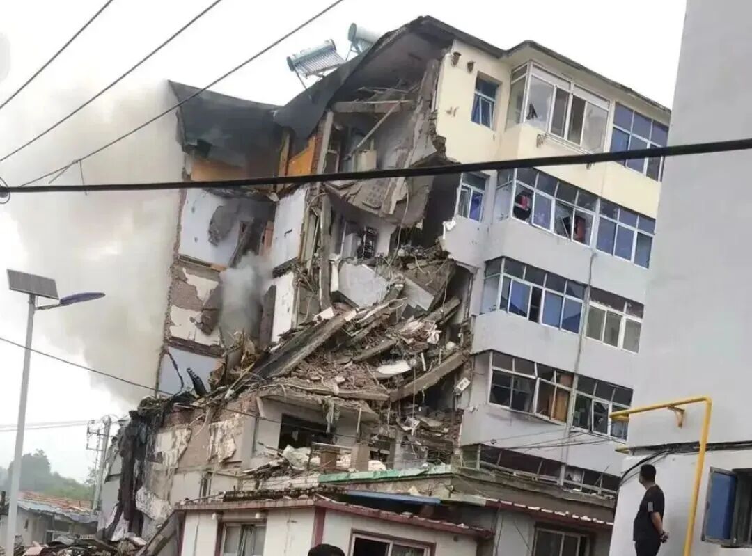 居民楼发生爆炸已致3失联8伤，辽宁一地通报：疑似液化气泄漏闪爆