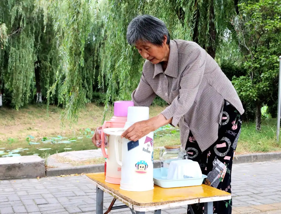 76岁奶奶在街边摆茶摊13年，免费供水方便路人，“这件事太小了，不值一提”