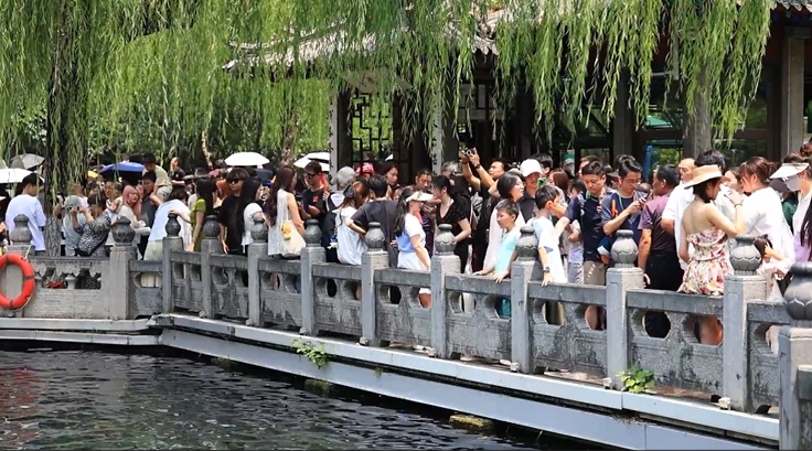 山东济南：趵突泉水位较去年同期上涨1.2米 “趵突腾空”迎八方来客