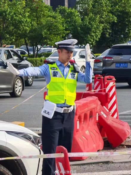 22岁交警拦截逃窜车辆不幸牺牲