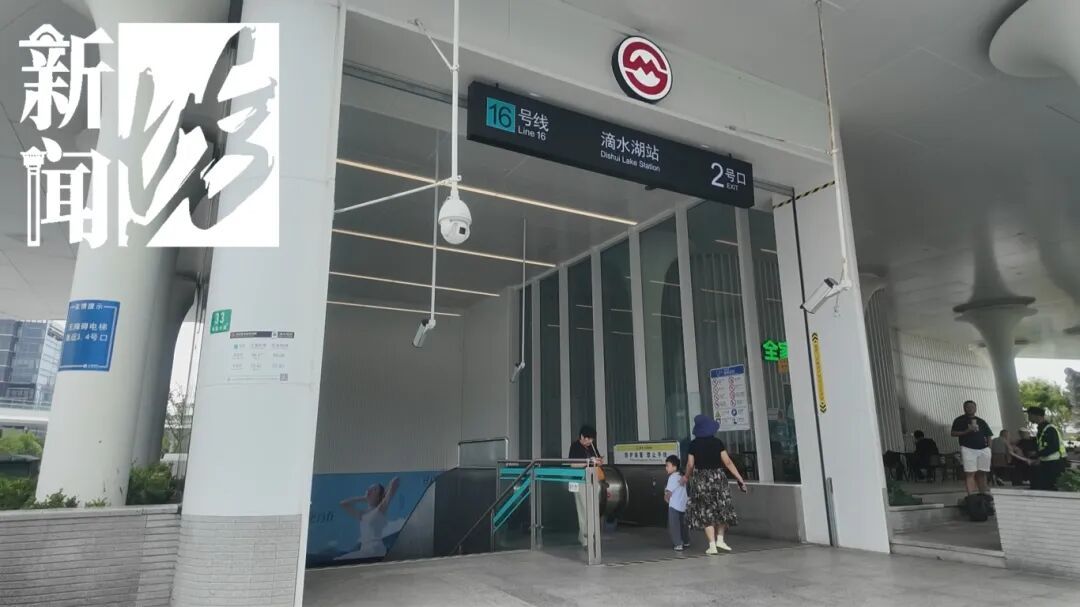 上海地铁站这一幕令人破防！一爷叔急寻老伴：说好在这里等的…