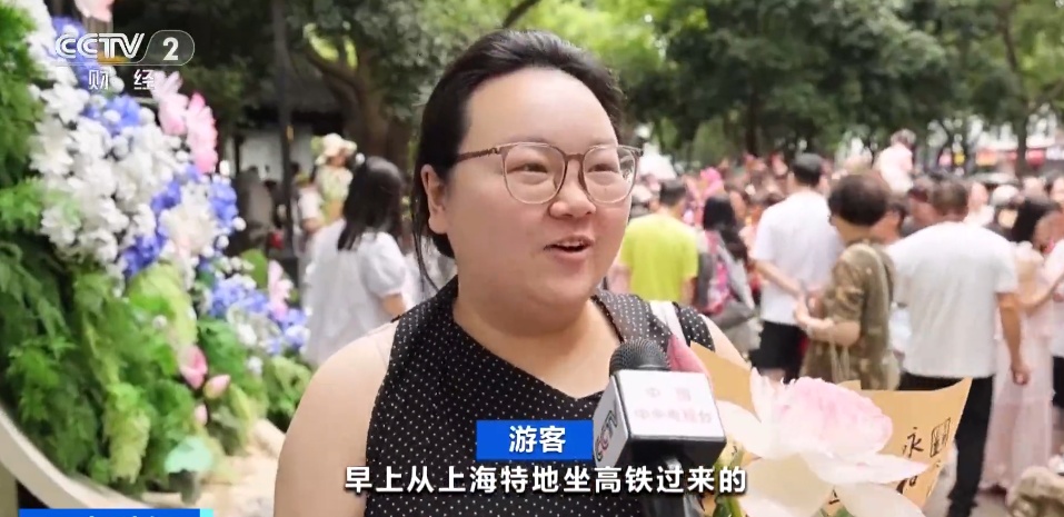 上海马路中央首次“入住”荷花！网友感叹：太卷了，你让别的城市怎么办……