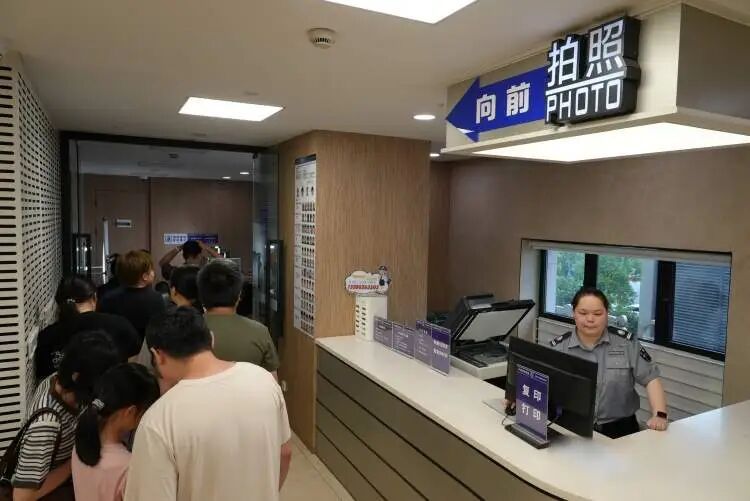 办身份证和出入境证件一站搞定！上海公安出入境开设夜间专场，暑期出去旅游更方便了