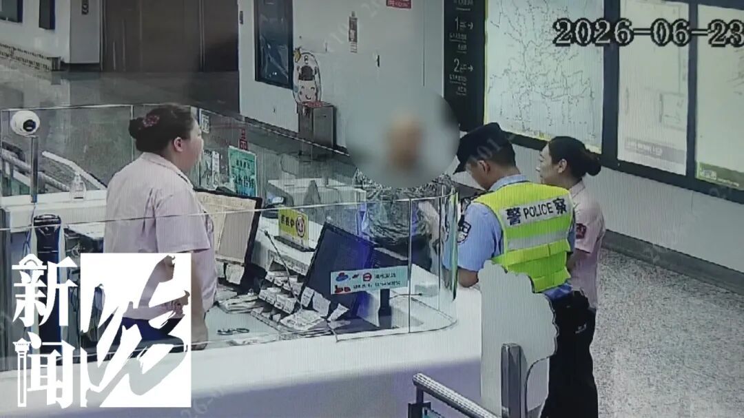 上海地铁站这一幕令人破防！一爷叔急寻老伴：说好在这里等的…